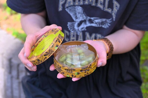 ▲▼東京車站每日限量販售開心果奶油夾心餅。（圖／部落客橘子狗提供）