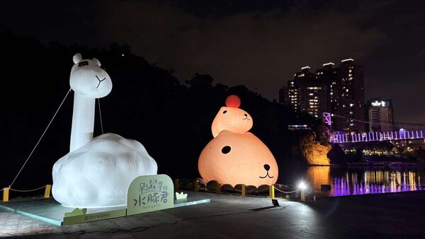 ▲碧潭地景 「水豚君（KAPIBARASAN）」與好友氣偶裝置將一路展至12月28日。（圖／新北市觀旅局提供）