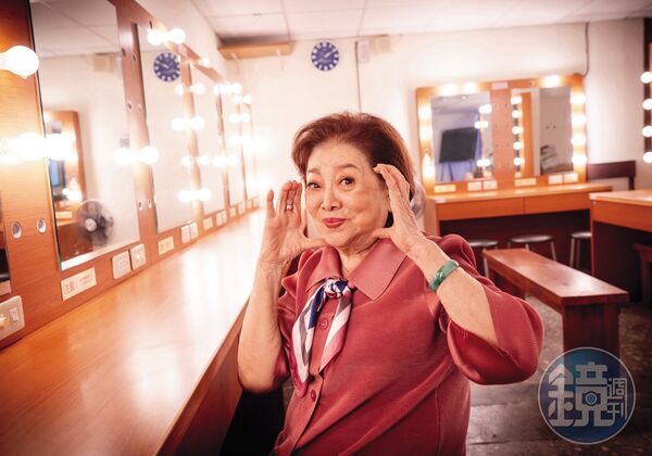 陳淑芳是國立藝專戲劇科第1屆的學生，還未畢業就擔綱演出電影女主角。圖為台藝大70週年校慶時，陳淑芳以傑出校友身分回娘家，在戲劇系排練休息室留影。