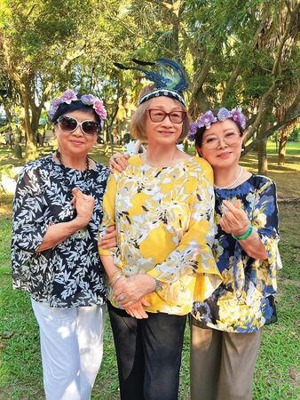 陳淑芳（右）與蘭陽女中初中部同學每年10月固定舉辦為期1個月的同學會，超過70年的友誼伴陳淑芳走過人生低谷。（陳淑芳提供）