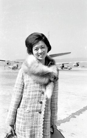 1965年陳淑芳應日本富士公司邀請赴日拍攝電視作品，圖為返台時在機場留影。（中央社）