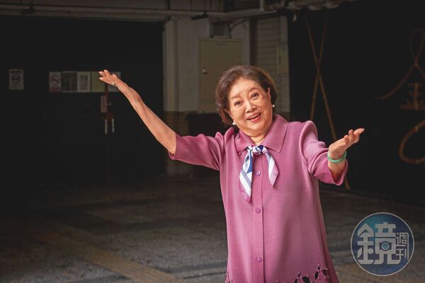 陳淑芳平時被民眾認出要求合照時，願意配合擺出各種姿勢與表情，堪稱「表情包」。