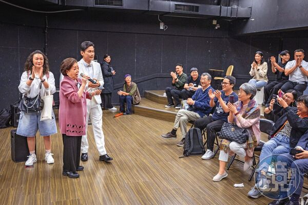 陳淑芳（左2）參加台藝大校慶，得知戲劇系經費短絀，貼心捐款希望拋磚引玉，給學弟妹更好的學習資源。