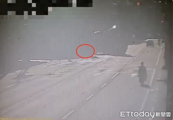 ▲混凝土車在轉彎要進入加油站的那一刻，就撞上了婦人            。（圖／記者吳奕靖翻攝）