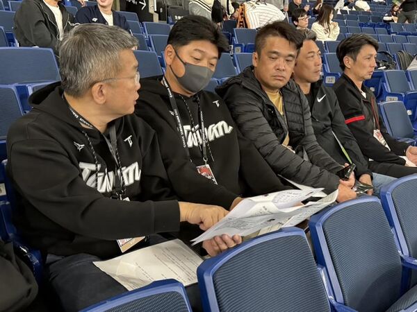 ▲左起蔡其昌、曾豪駒、張建銘、林岳平、高志綱在東京巨蛋。（圖／取自蔡其昌Threads）