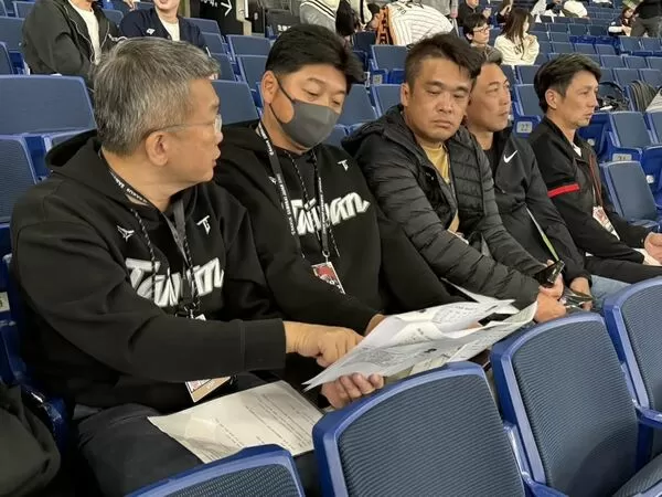 ▲左起蔡其昌、曾豪駒、張建銘、林岳平、高志綱在東京巨蛋。（圖／取自蔡其昌Threads）