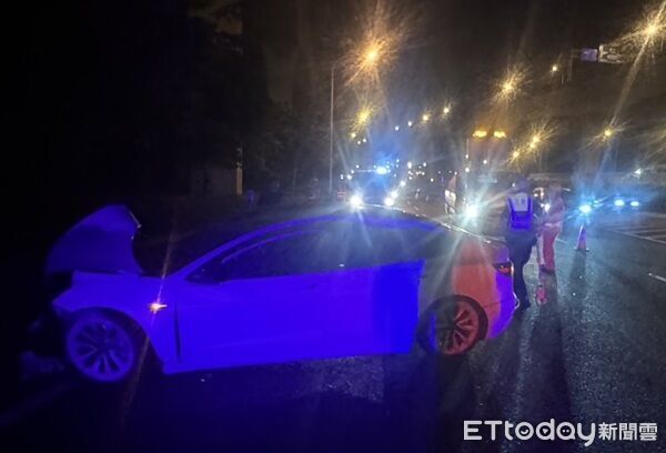 ▲特斯拉變換車道不慎自撞。（圖／國道警方提供）
