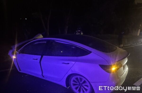 ▲▼失控橫跨數車道後停於北向南崁出口匝道。（圖／國道警方提供）