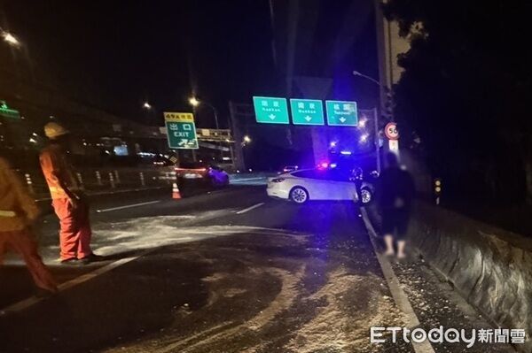 ▲▼失控橫跨數車道後停於北向南崁出口匝道。（圖／國道警方提供）