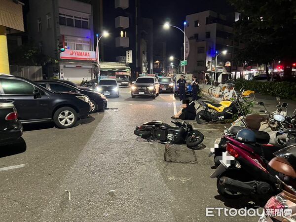 ▲高中生騎電動車闖紅燈。（圖／記者許宥孺翻攝）
