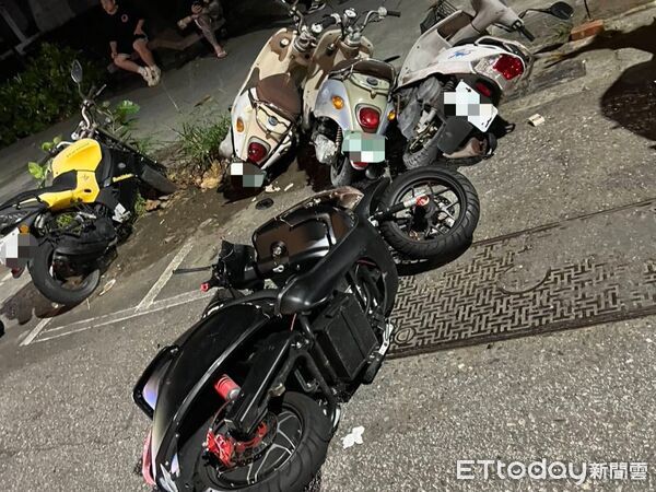 ▲高中生騎電動車闖紅燈。（圖／記者許宥孺翻攝）