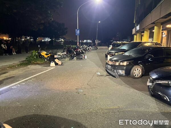 ▲高中生騎電動車闖紅燈。（圖／記者許宥孺翻攝）