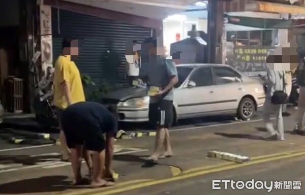 ▲▼高市前鎮區瑞北路某家廟宇辦遶境活動封路，沿路施放煙火，鞭炮聲隆隆。（圖／翻攝社會事新聞影音）