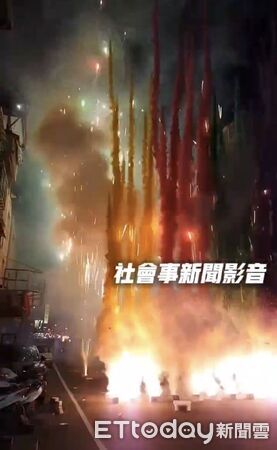 ▲▼高市前鎮區瑞北路某家廟宇辦遶境活動封路，沿路施放煙火，鞭炮聲隆隆。（圖／翻攝社會事新聞影音）