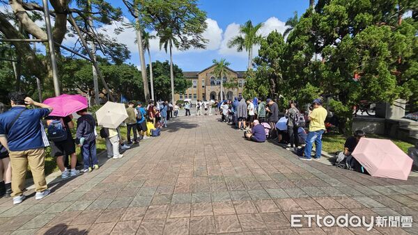 ▲▼自稱台大大氣系學生承諾發雞排，但當事人未出現，現場排隊民眾仍未散去。（圖／記者呂佳賢攝）