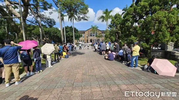 ▲▼自稱台大大氣系學生承諾發雞排，但當事人未出現，現場排隊民眾仍未散去。（圖／記者呂佳賢攝）