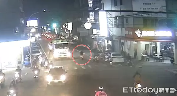 ▲▼台南婦倒垃圾穿越馬路，遭微型電動二輪車撞傷。（圖／記者林東良翻攝）