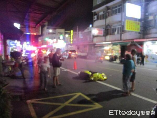 ▲▼台南婦倒垃圾穿越馬路，遭微型電動二輪車撞傷。（圖／記者林東良翻攝）