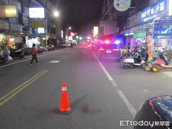 ▲▼台南婦倒垃圾穿越馬路，遭微型電動二輪車撞傷。（圖／記者林東良翻攝）