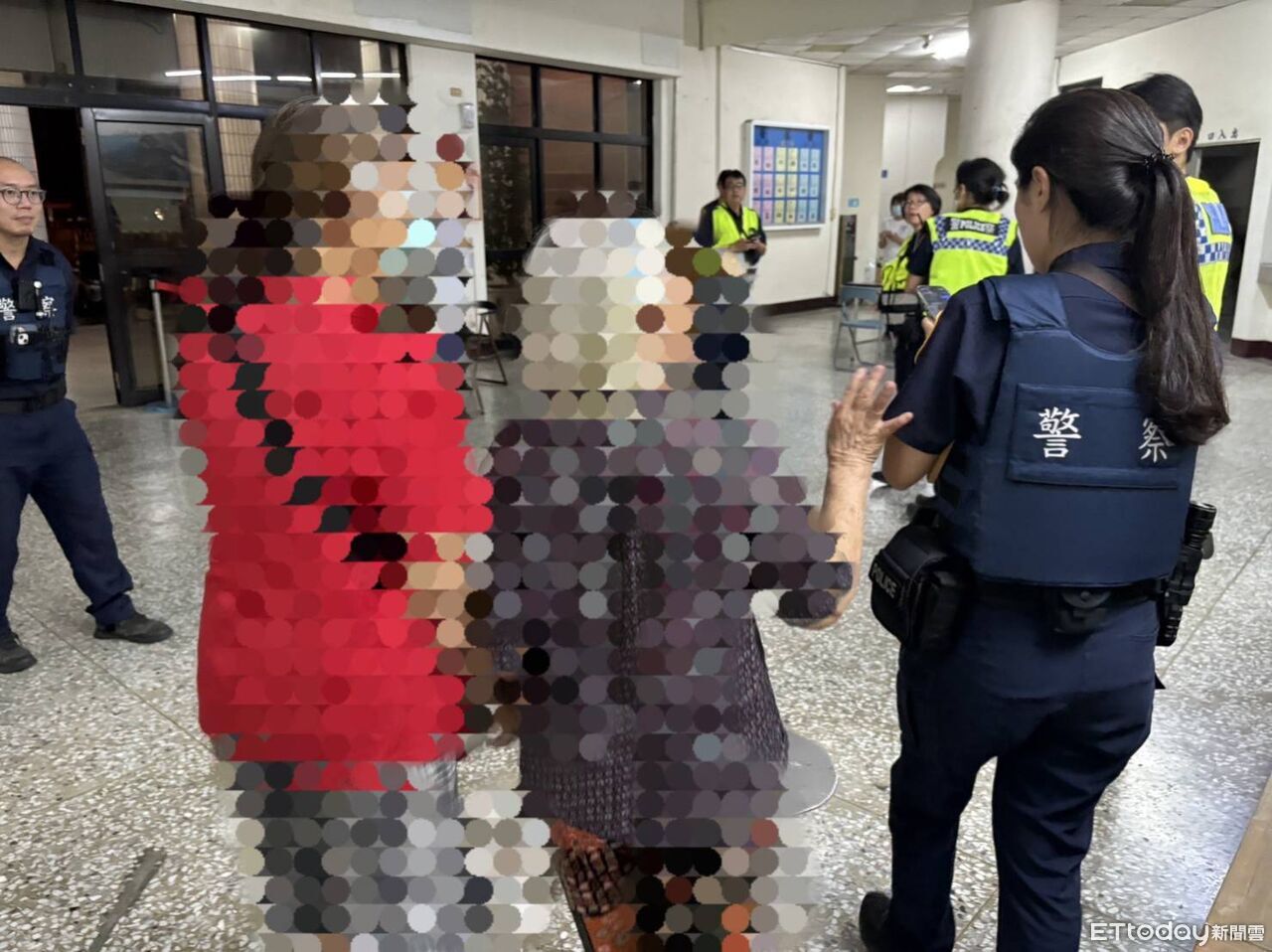 屏東78歲婦深夜路邊徘徊 東港警靠「這小物」成功助返家