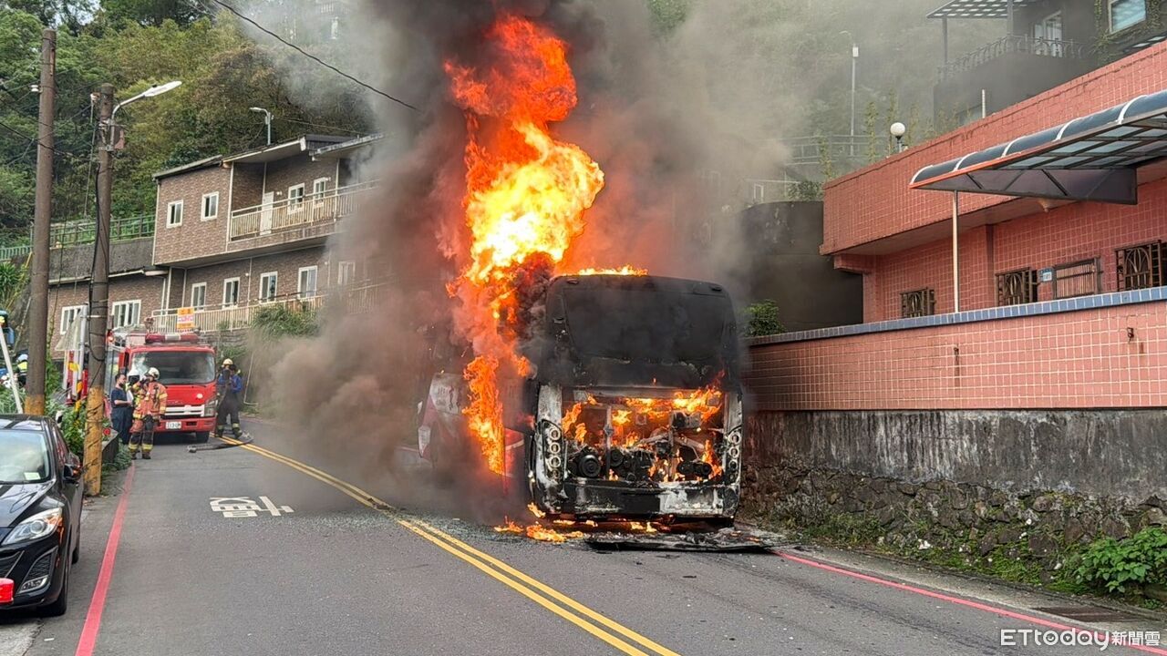 快訊/九份驚傳遊覽車火燒車!車尾冒火瞬間延燒 恐怖畫面曝光