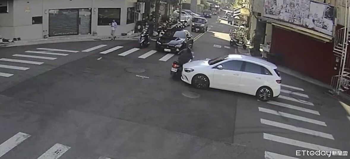 台中女騎士連撞賓士、瑪莎拉蒂 痛苦倒地送醫