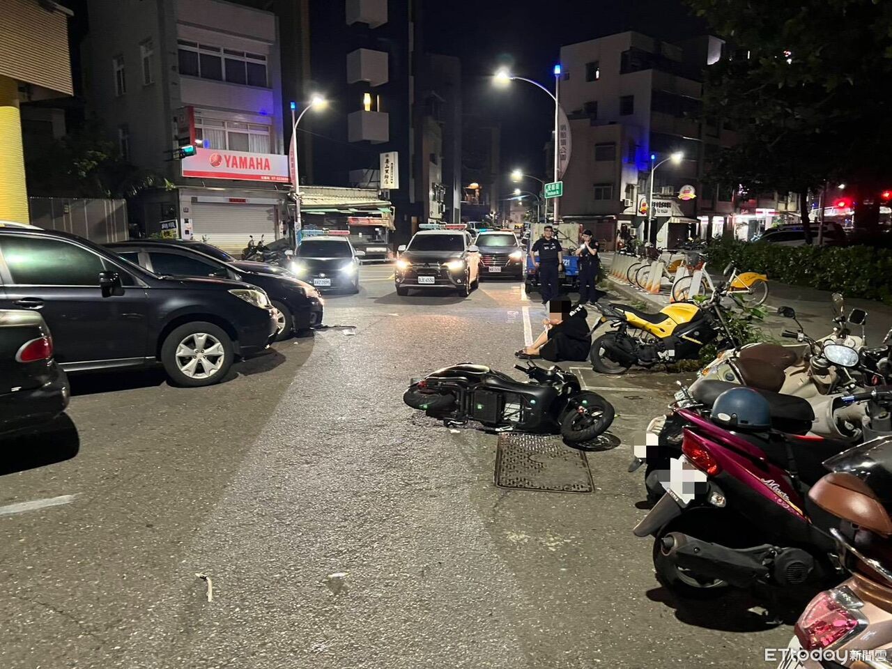 高中生騎微電車闖紅燈!拒檢撞4車噴飛 驗出微量酒精吞2罰單