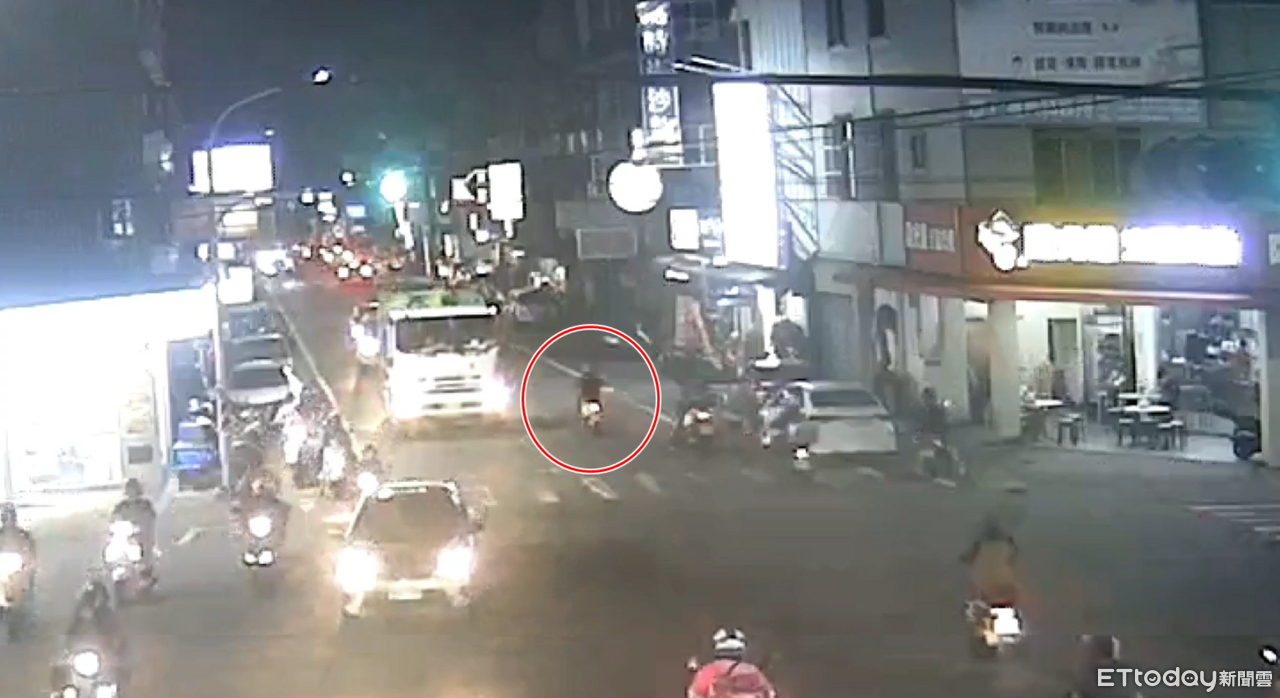 台南婦穿越馬路倒垃圾 遭電動車撞上「騎士噴飛」雙雙送醫