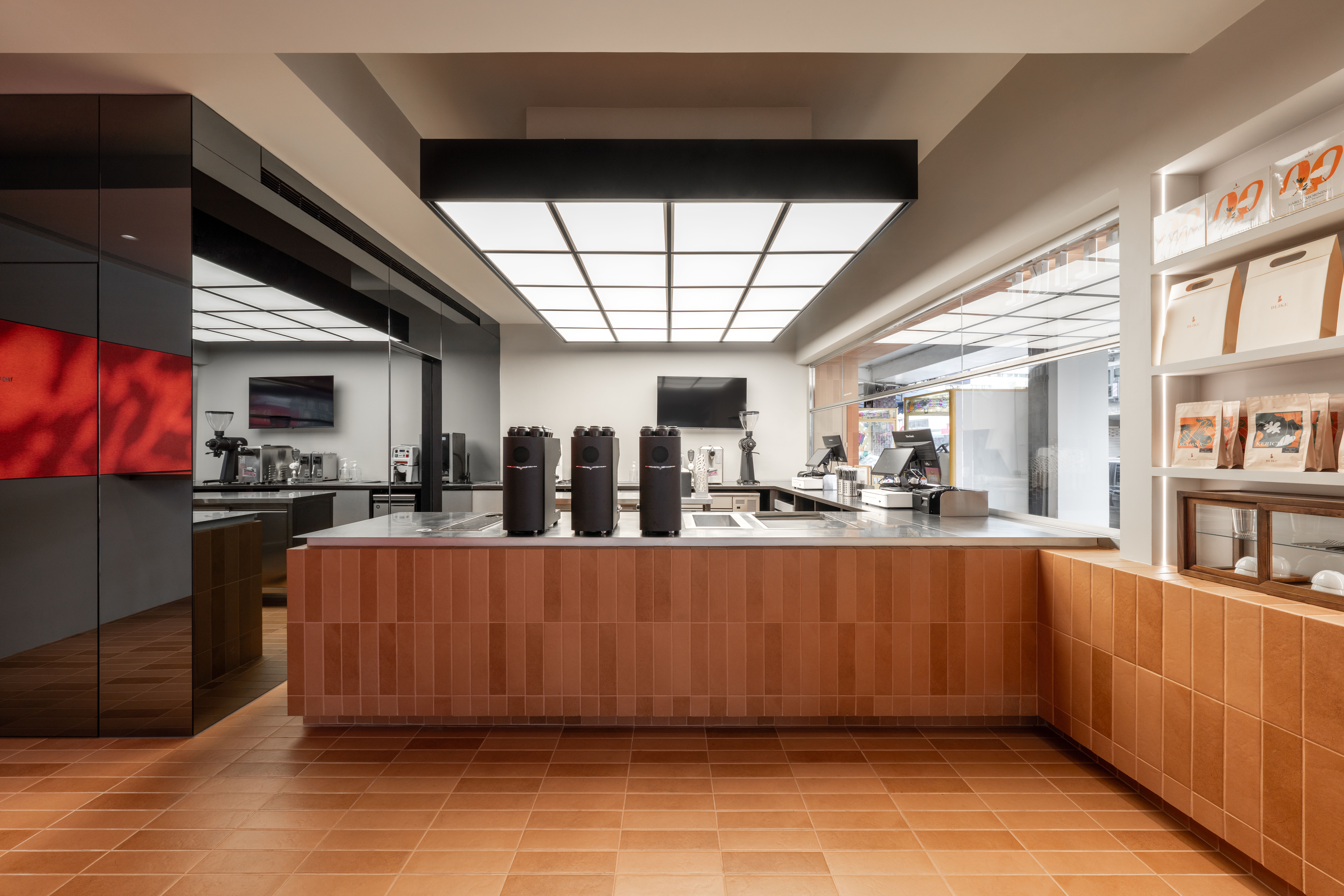 ▲標榜精品茶飲的BLIKE大里Lab店在台中開幕。（圖／品牌提供）