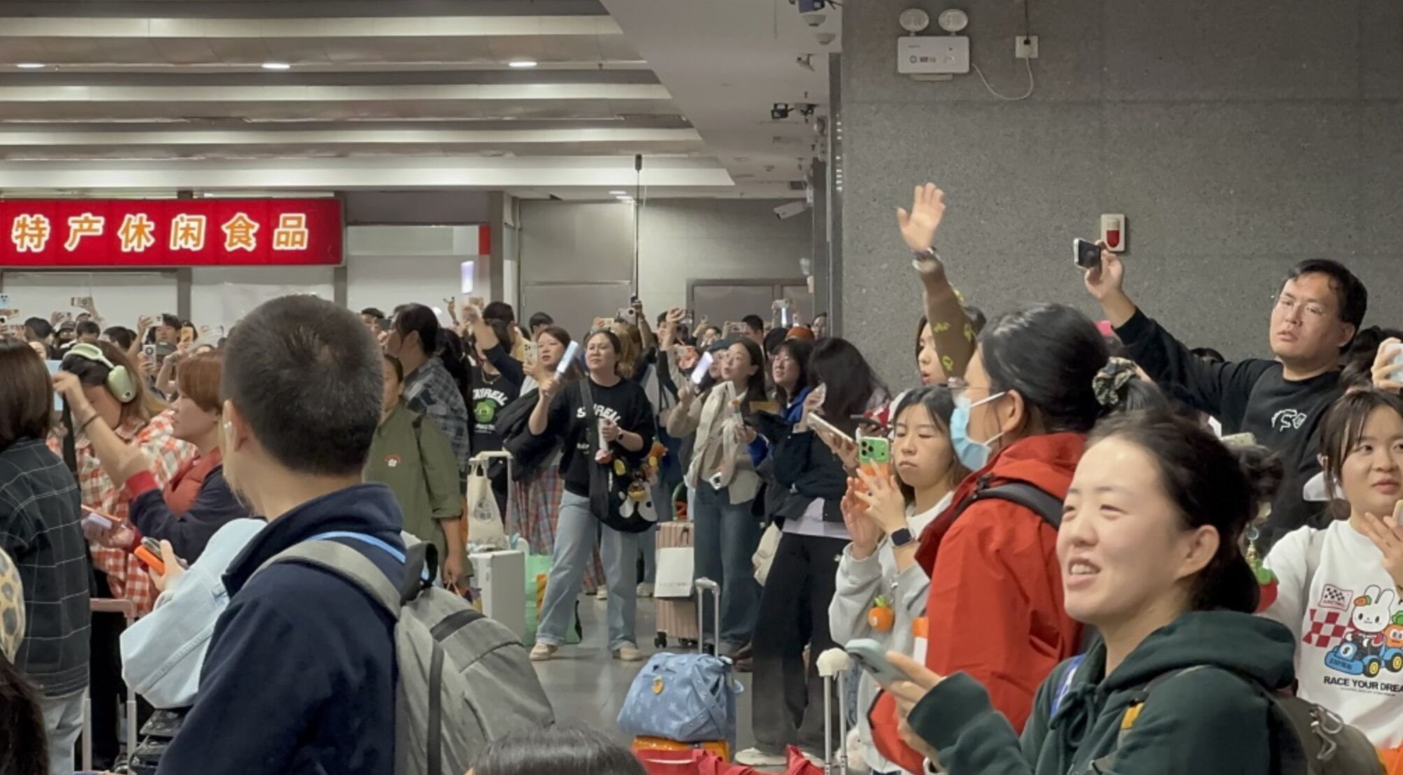 ▲演唱會結束後，來自外地的五迷們在高鐵上海站候車區等待專列接送。（圖／翻攝澎湃新聞）