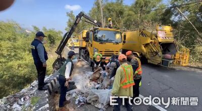 高雄月世界淪「大型垃圾場」狂飄惡臭　破袋檢查是台南來偷倒