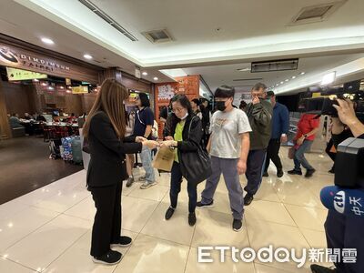 直擊／台大地理學長發飲料「百人排隊領」　頭香早上10點就來