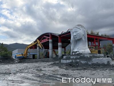 紋面阿嬤出現了！花蓮明利村連日清淤　精神象徵雕像重見天日