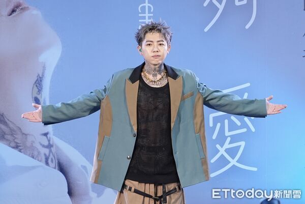 ▲謝和弦舉辦簽唱會。（圖／記者呂佳賢攝）