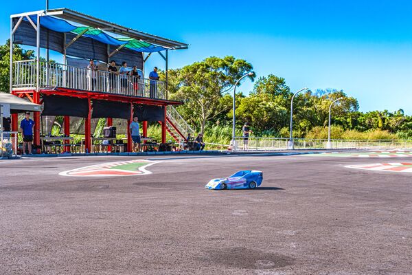 ▲山佳遙控賽車場坐落於山佳河濱公園荷花池旁。（圖／新北市高灘處提供）