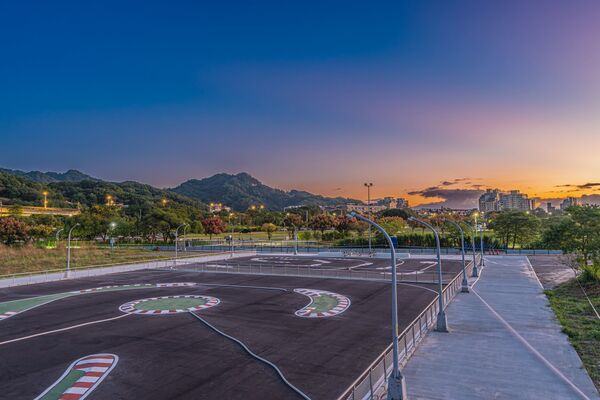 ▲山佳遙控賽車場坐落於山佳河濱公園荷花池旁。（圖／新北市高灘處提供）