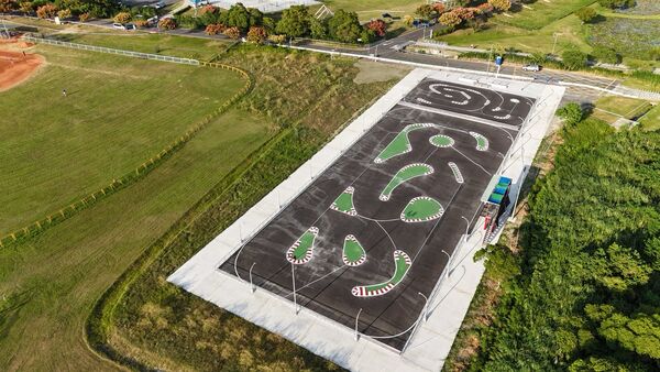 ▲山佳遙控賽車場坐落於山佳河濱公園荷花池旁。（圖／新北市高灘處提供）