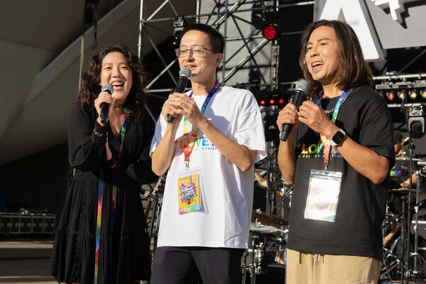 ▲李竺芯拱署長羅一鈞開金口唱〈足芳足芳〉。（圖／愛之日常音樂節提供）
