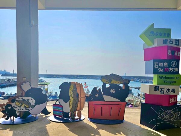 ▲▼高雄大海開吃馬來貘充氣裝置。（圖／翻攝自高雄旅遊網）