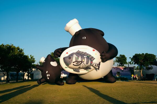 ▲▼高雄大海開吃馬來貘充氣裝置。（圖／翻攝自高雄旅遊網）