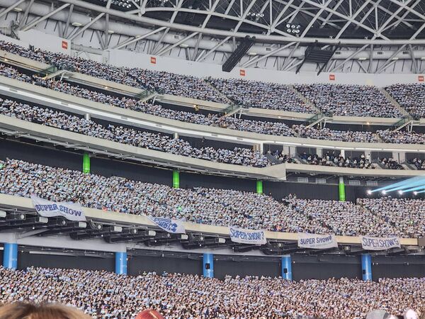 ▲▼直擊／銀赫唱到哭了！3萬粉絲掛「10場巡演」橫幅　畫面太震撼SJ驚呆。（圖／讀者提供）