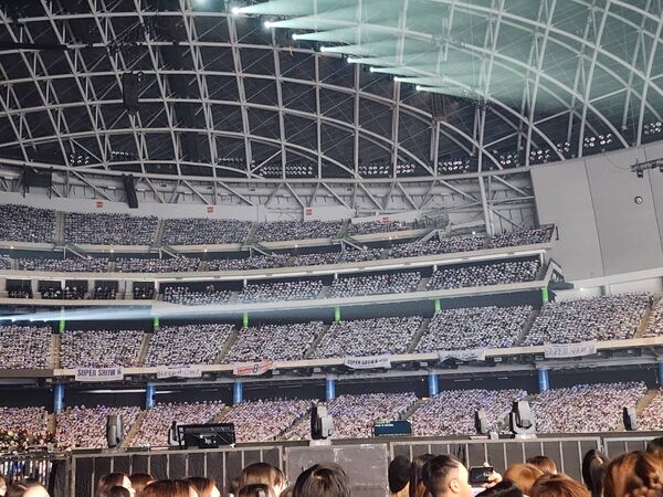 ▲▼直擊／銀赫唱到哭了！3萬粉絲掛「10場巡演」橫幅　畫面太震撼SJ驚呆。（圖／讀者提供）