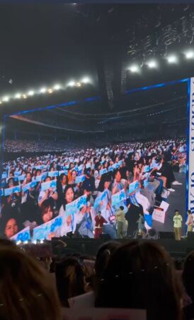 ▲▼直擊／銀赫唱到哭了！3萬粉絲掛「10場巡演」橫幅　畫面太震撼SJ驚呆。（圖／讀者提供）