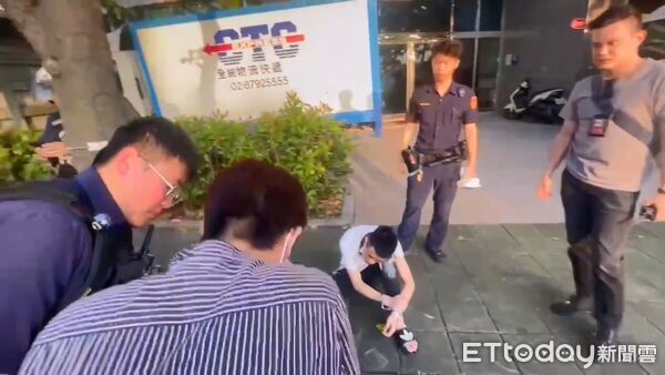 ▲內湖警方16日下午圍捕持有喪屍煙彈並逃逸拒檢的陳林兩名男子 。（圖／記者張君豪翻攝）