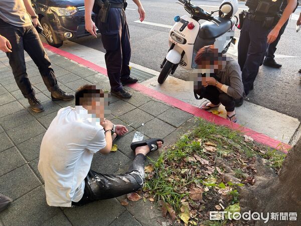 ▲內湖警方16日下午圍捕持有喪屍煙彈並逃逸拒檢的陳林兩名男子 。（圖／記者張君豪翻攝）