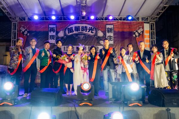 ▲文化局長蔡詩萍與所有藝人們合影。（圖／台北市演藝工會提供）