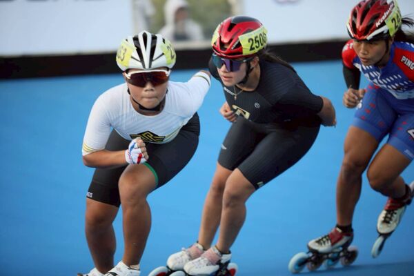 ▲「滑輪女王」楊合貞（中左）首度擔任潛培代表隊教練、屏東大學蔡承哲（前）、潛培選手黃立昀(左1)奪下大專社會女子組5000公尺積分賽金牌。（圖／中華民國滑輪溜冰協會提供）