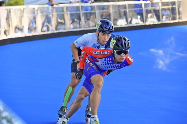 ▲「滑輪女王」楊合貞（中左）首度擔任潛培代表隊教練、屏東大學蔡承哲（前）、潛培選手黃立昀(左1)奪下大專社會女子組5000公尺積分賽金牌。（圖／中華民國滑輪溜冰協會提供）