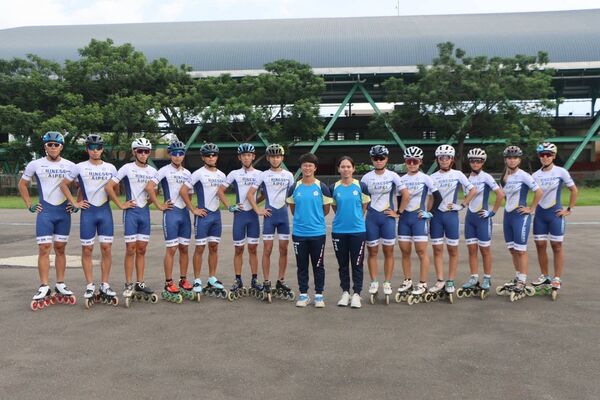 ▲「滑輪女王」楊合貞（中左）首度擔任潛培代表隊教練、屏東大學蔡承哲（前）、潛培選手黃立昀(左1)奪下大專社會女子組5000公尺積分賽金牌。（圖／中華民國滑輪溜冰協會提供）