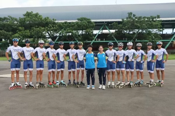 ▲「滑輪女王」楊合貞（中左）首度擔任潛培代表隊教練、屏東大學蔡承哲（前）、潛培選手黃立昀(左1)奪下大專社會女子組5000公尺積分賽金牌。（圖／中華民國滑輪溜冰協會提供）